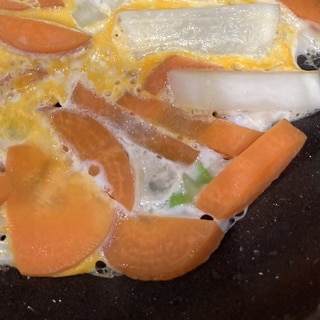 薄切り根菜野菜入りの薄焼き卵